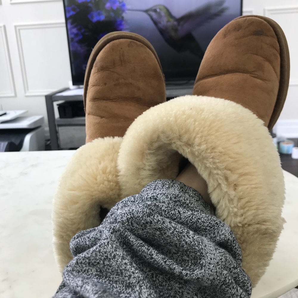 Uggs bailey button short size 9
